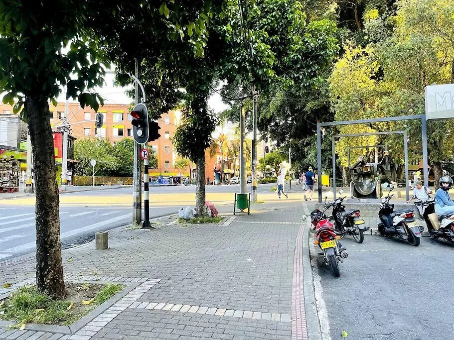 Acogedor,Luz Natural , Agua Caliente ,200 Mbps,Central. Medellin