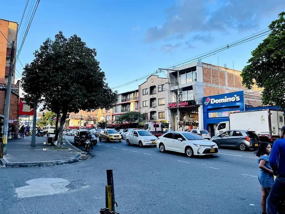 Acogedor,Luz Natural , Agua Caliente ,200 Mbps,Central. Medellin Apartment