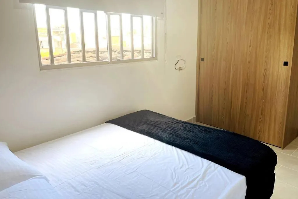 Acogedor,Luz Natural , Agua Caliente ,200 Mbps,Central. Medellin Apartment