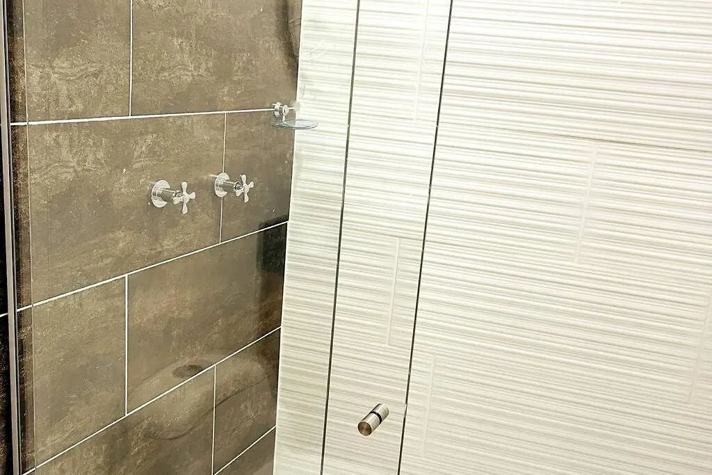 Acogedor,Luz Natural , Agua Caliente ,200 Mbps,Central. Medellin Apartment