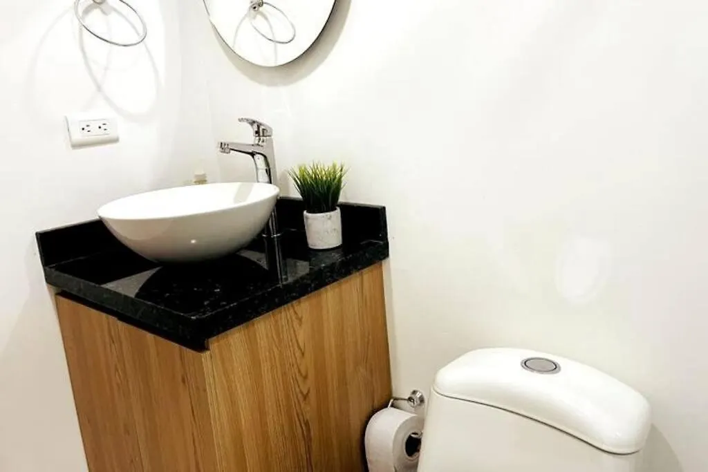 Acogedor,Luz Natural , Agua Caliente ,200 Mbps,Central. Medellin Apartment