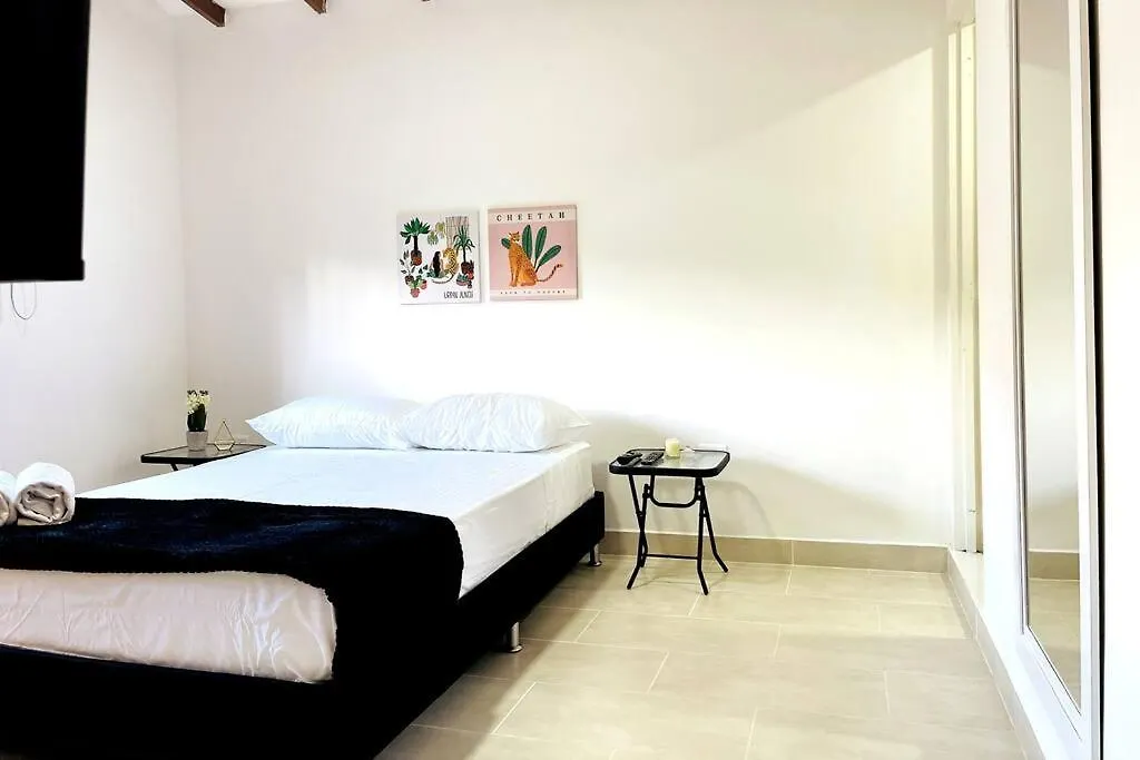 Acogedor,Luz Natural , Agua Caliente ,200 Mbps,Central. Medellin Apartment
