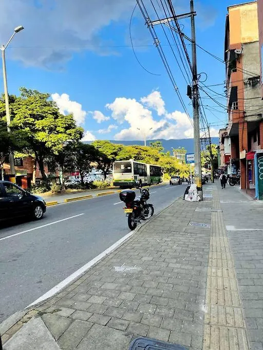 Acogedor,Luz Natural , Agua Caliente ,200 Mbps,Central. Medellin