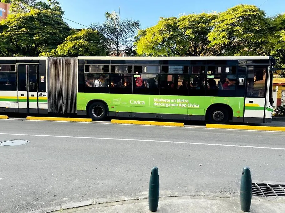 Acogedor,Luz Natural , Agua Caliente ,200 Mbps,Central. Medellín Colômbia